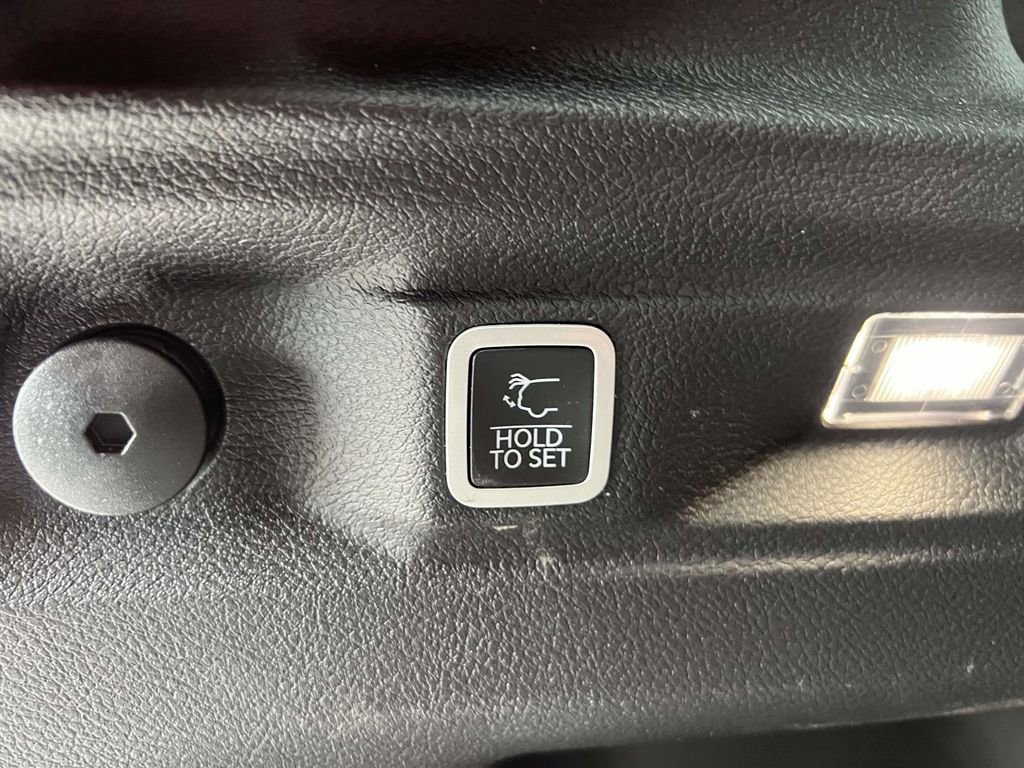 Used 2025 Jeep Grand Cherokee L Limited image 12