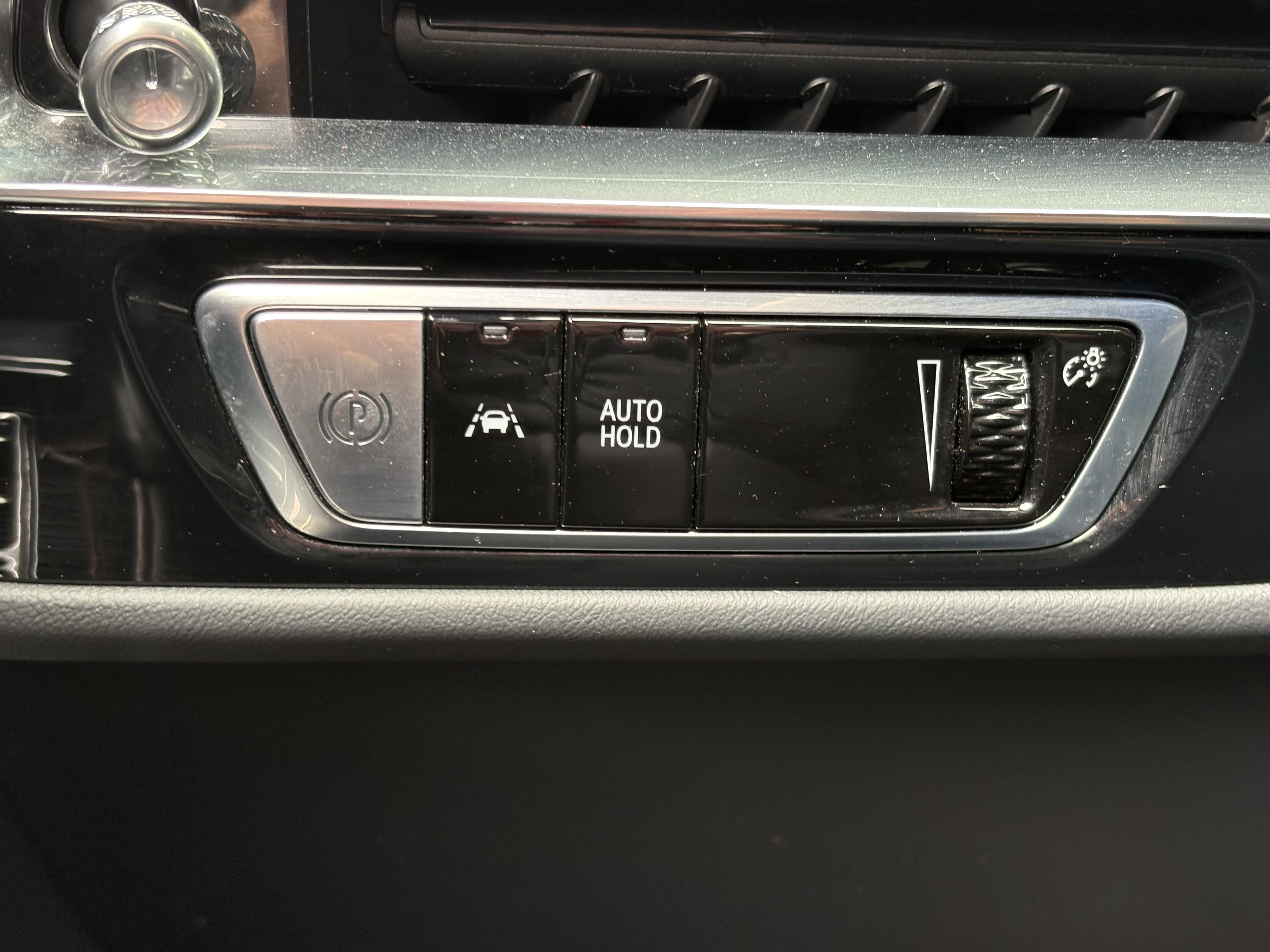 Certified 2024 Cadillac Lyriq Luxury AWD/4WD image 28