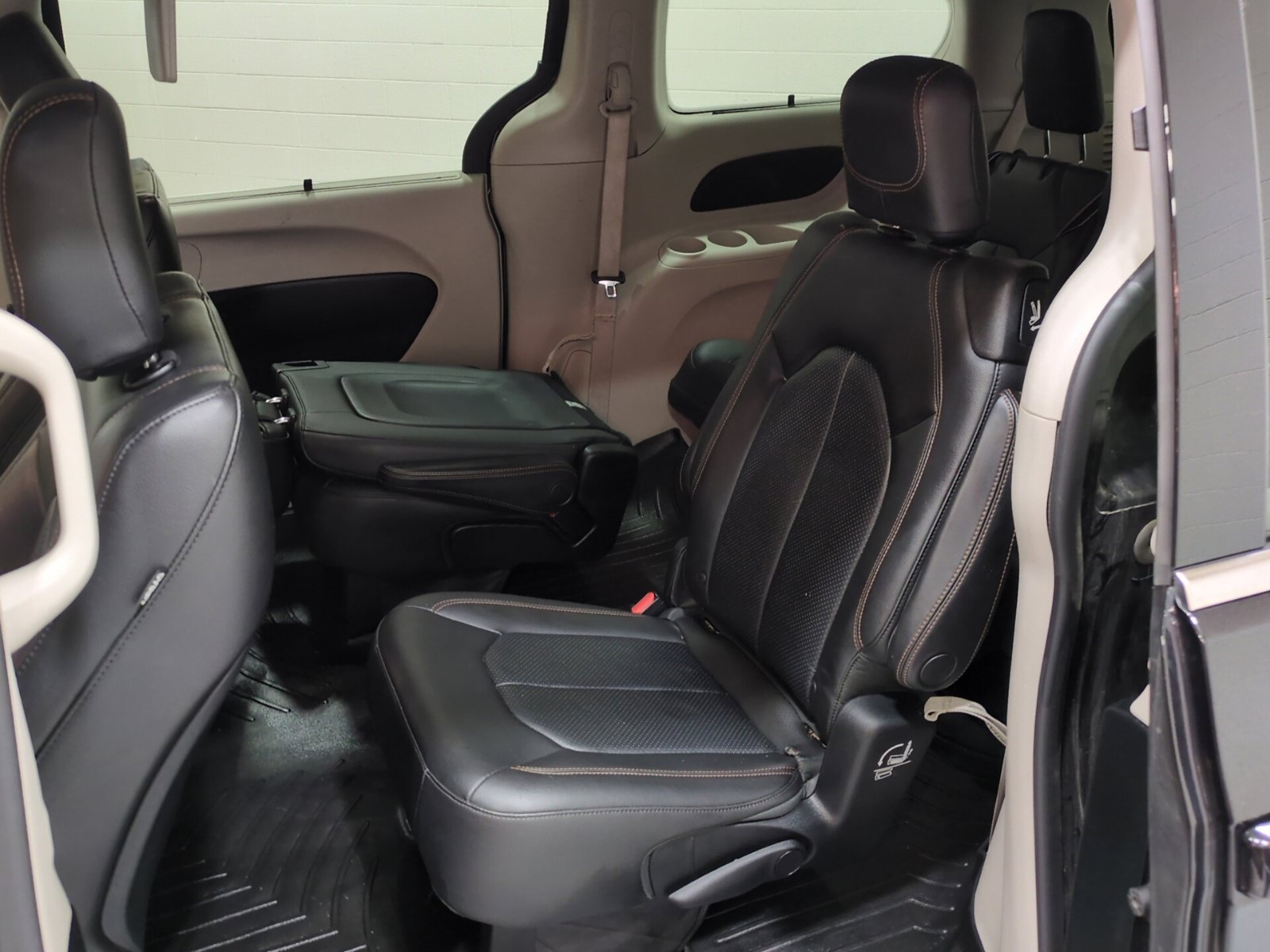 Used 2018 Chrysler Pacifica Touring-L FWD image 16