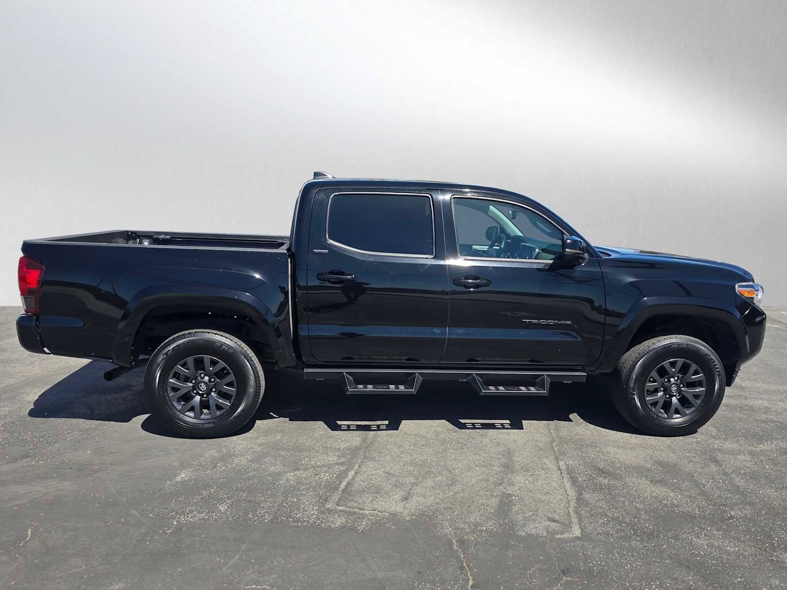 Used 2023 Toyota Tacoma SR5 AWD/4WD image 2