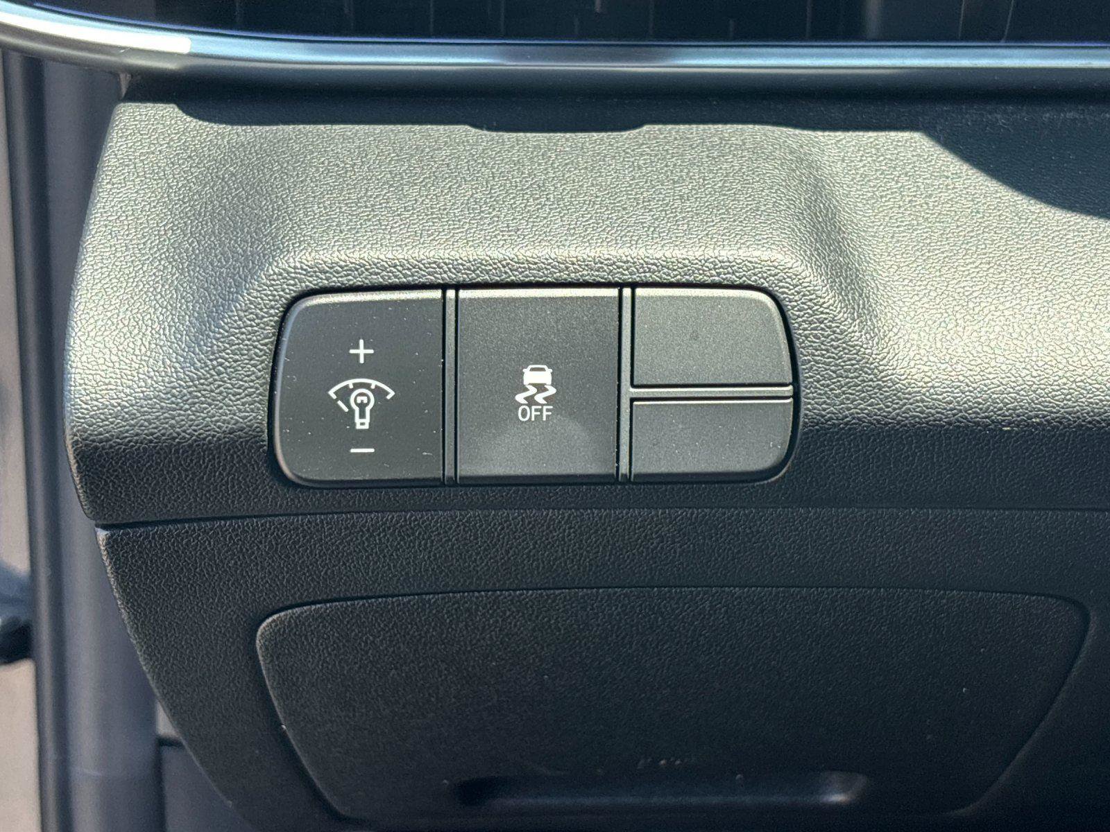 Used 2025 Hyundai Elantra SEL FWD image 17