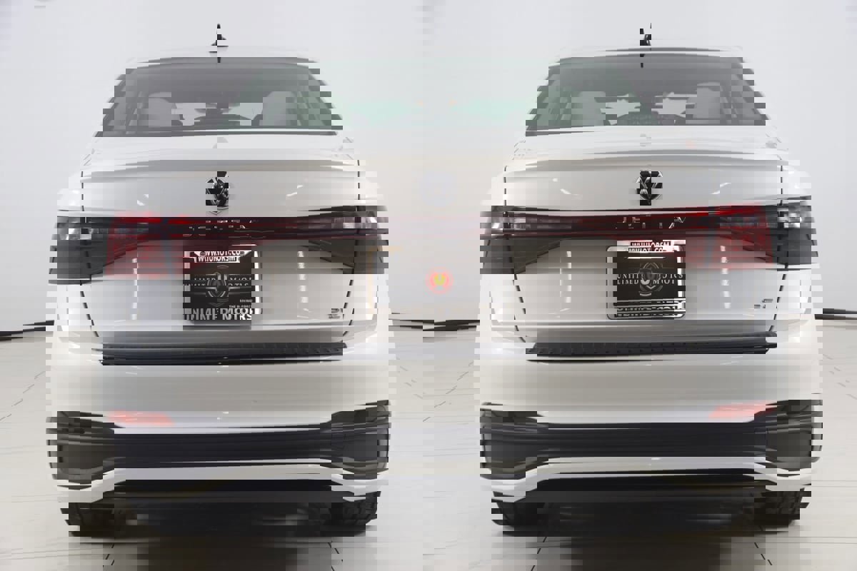 Used 2025 Volkswagen Jetta SE image 41