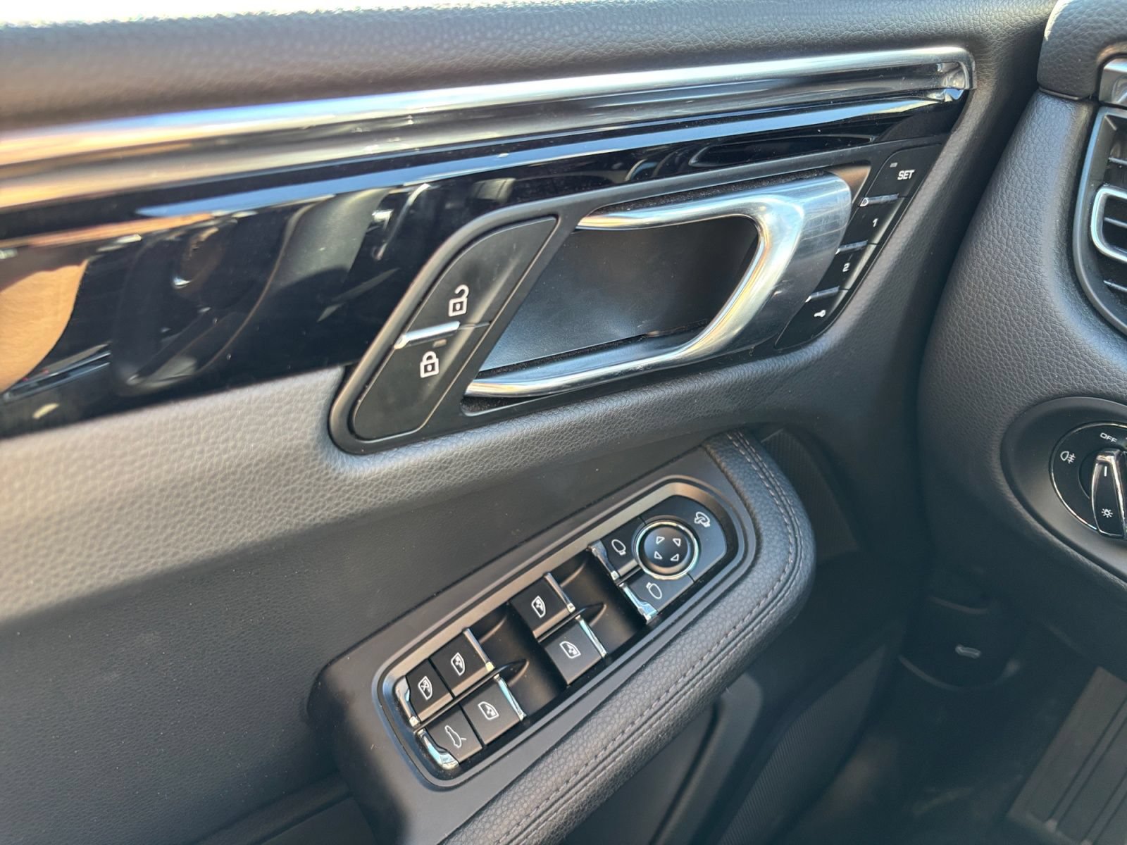 Used 2025 Porsche Macan AWD/4WD image 11