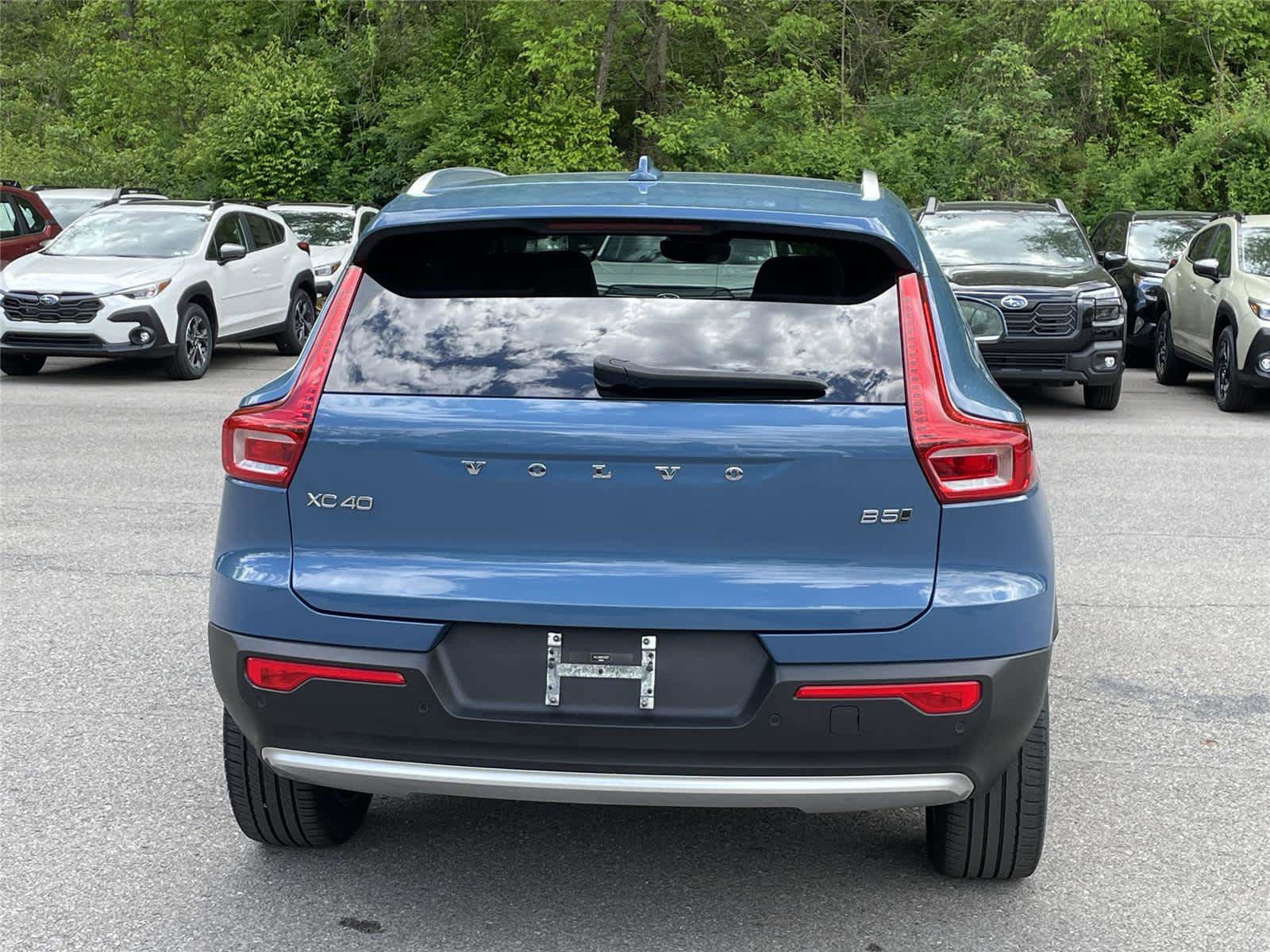 Used 2023 Volvo XC40 B5 Plus w/ Driver Assist Package AWD/4WD image 4