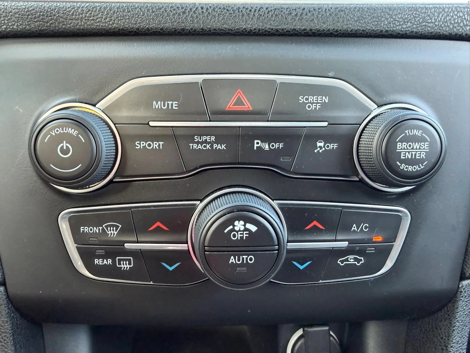 Used 2019 Dodge Charger SXT AWD/4WD image 27