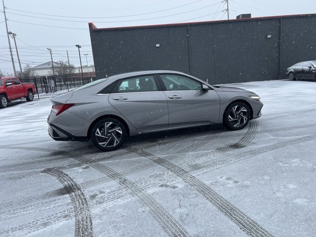 Used 2025 Hyundai Elantra SEL image 5