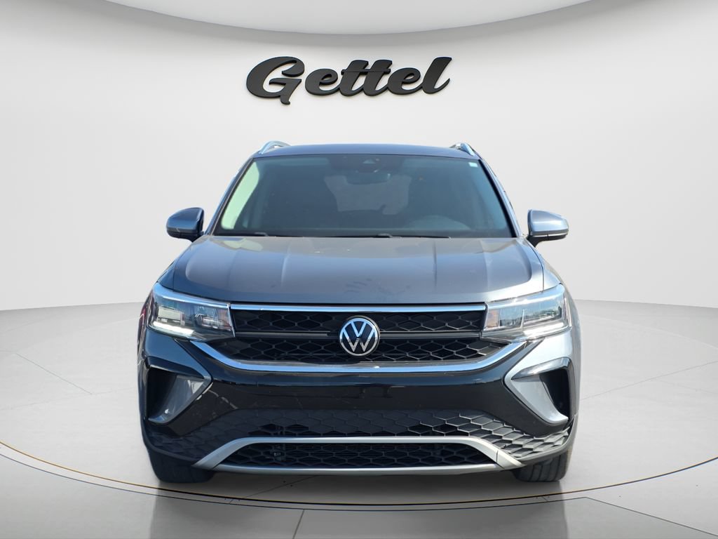 Used 2023 Volkswagen Taos SE FWD image 2