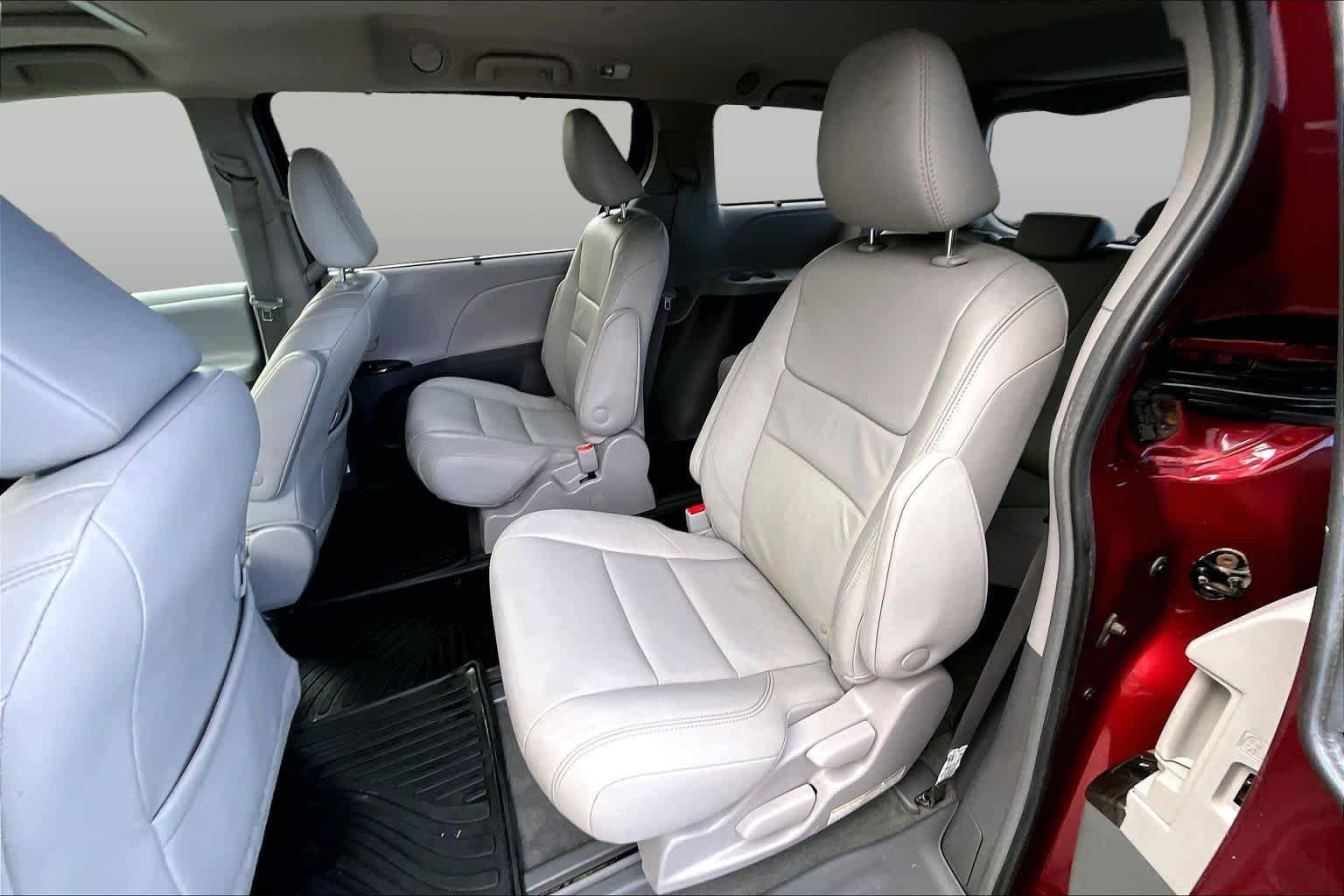 Used 2018 Toyota Sienna XLE w/ XLE Navigation Package AWD/4WD image 20