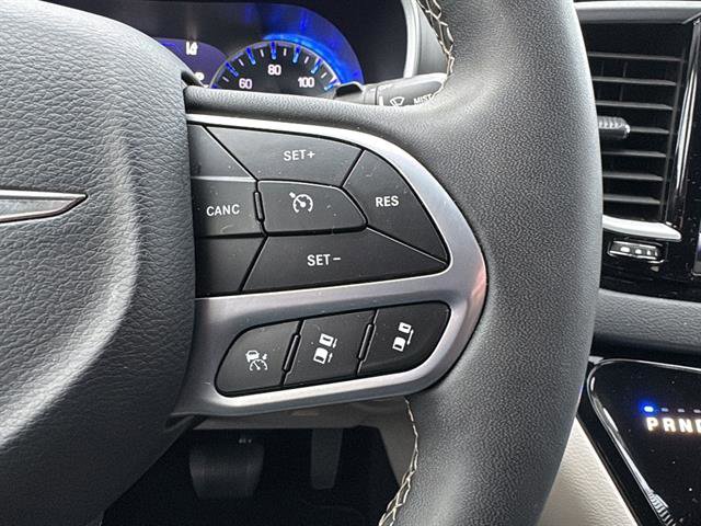 Used 2024 Chrysler Pacifica Touring-L FWD image 20