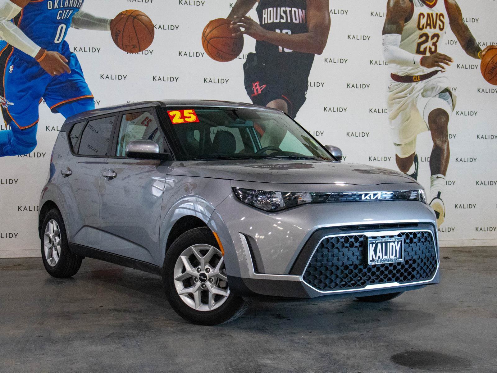 Used 2025 Kia Soul LX w/ LX Technology Package FWD image 2