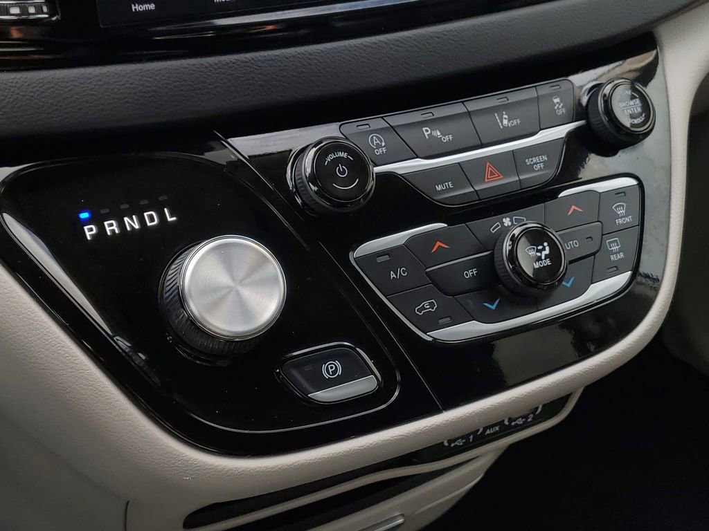 Used 2024 Chrysler Pacifica Touring-L image 19