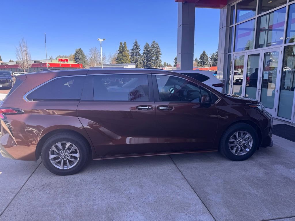 Certified 2022 Toyota Sienna XLE image 4