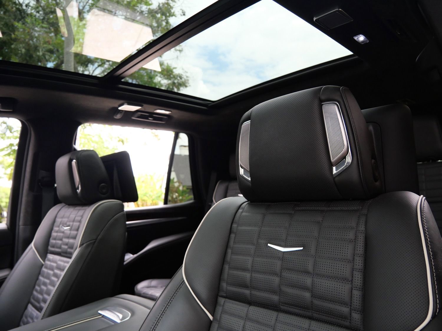Used 2025 Cadillac Escalade Sport Platinum w/ LPO, ONYX Package AWD/4WD image 17