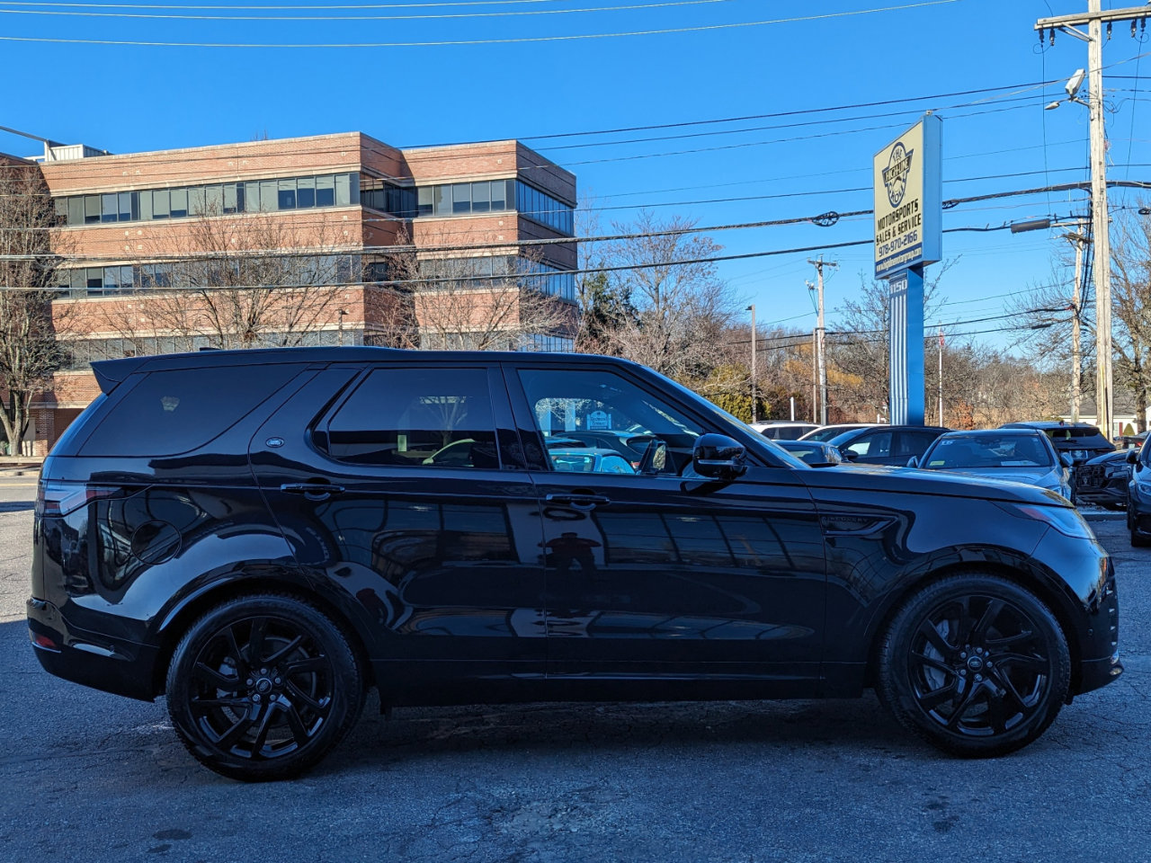 Used 2024 Land Rover Discovery Dynamic SE image 3