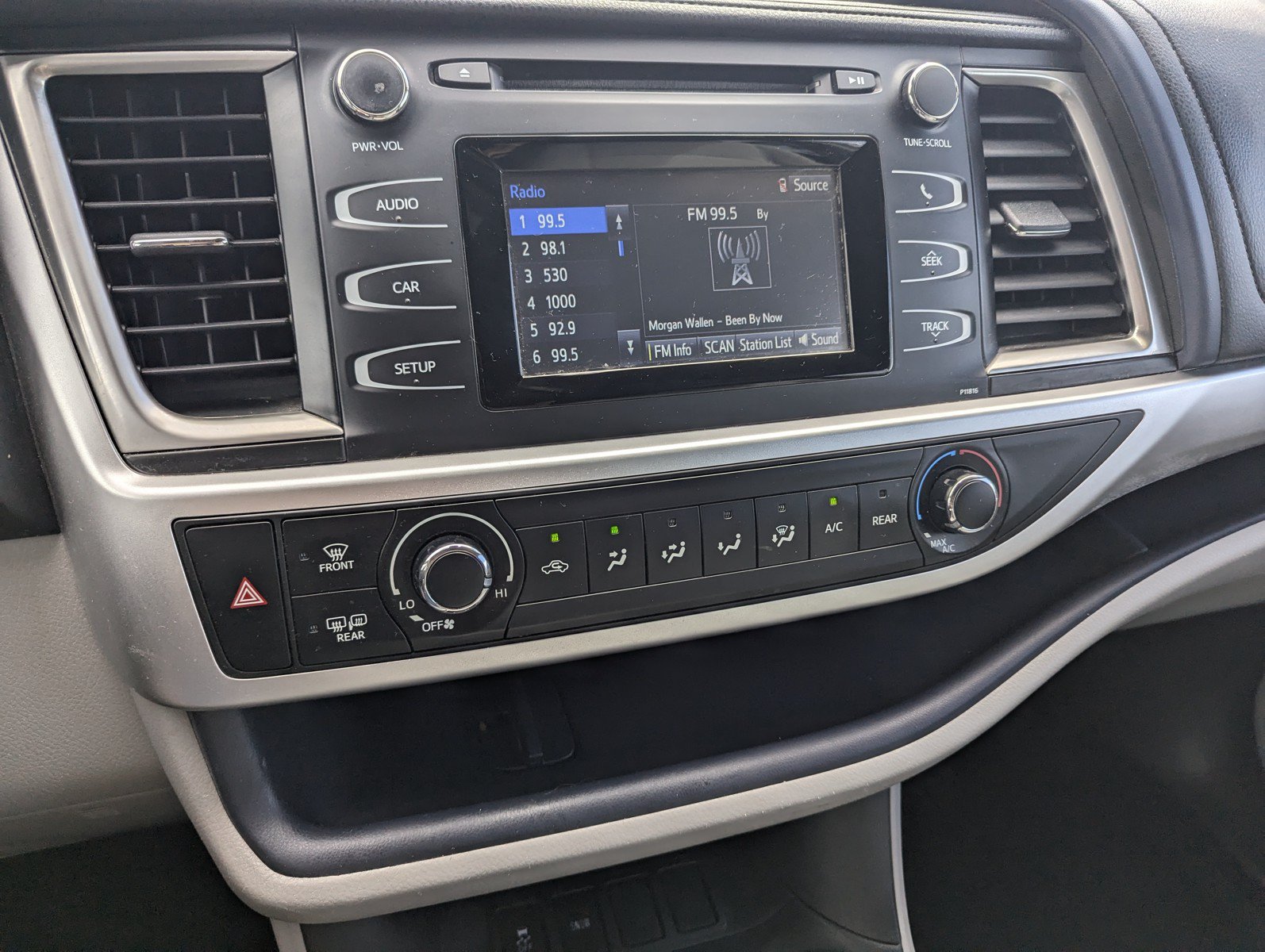 Used 2019 Toyota Highlander LE w/ Carpet Mat Package (TMS) FWD image 12