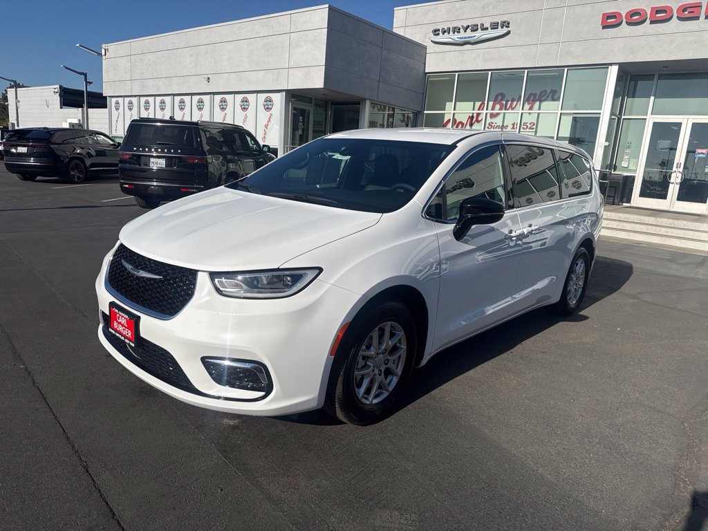 Used 2026 Chrysler Pacifica Select FWD image 3