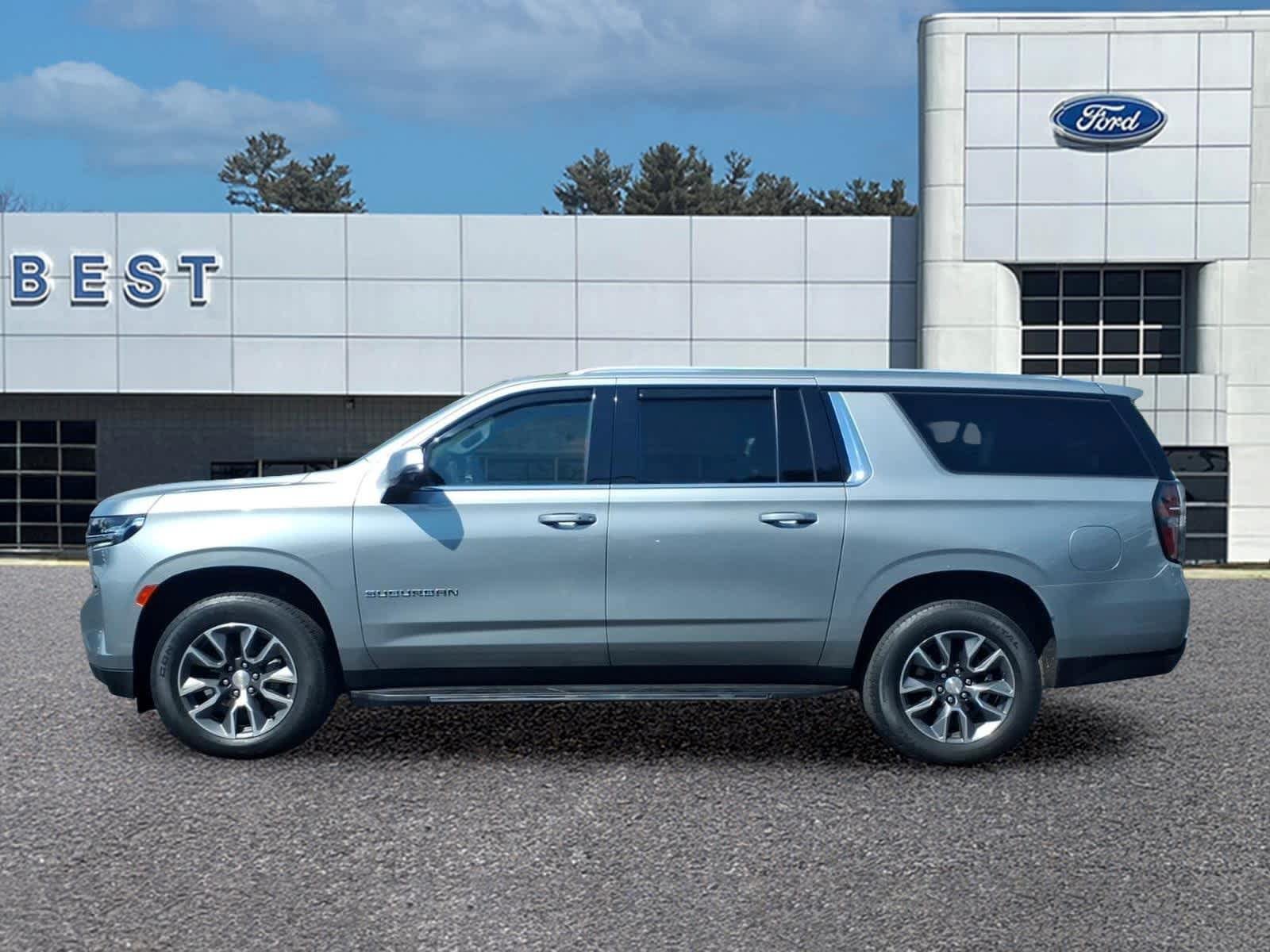 Used 2023 Chevrolet Suburban LT w/ Luxury Package AWD/4WD image 2