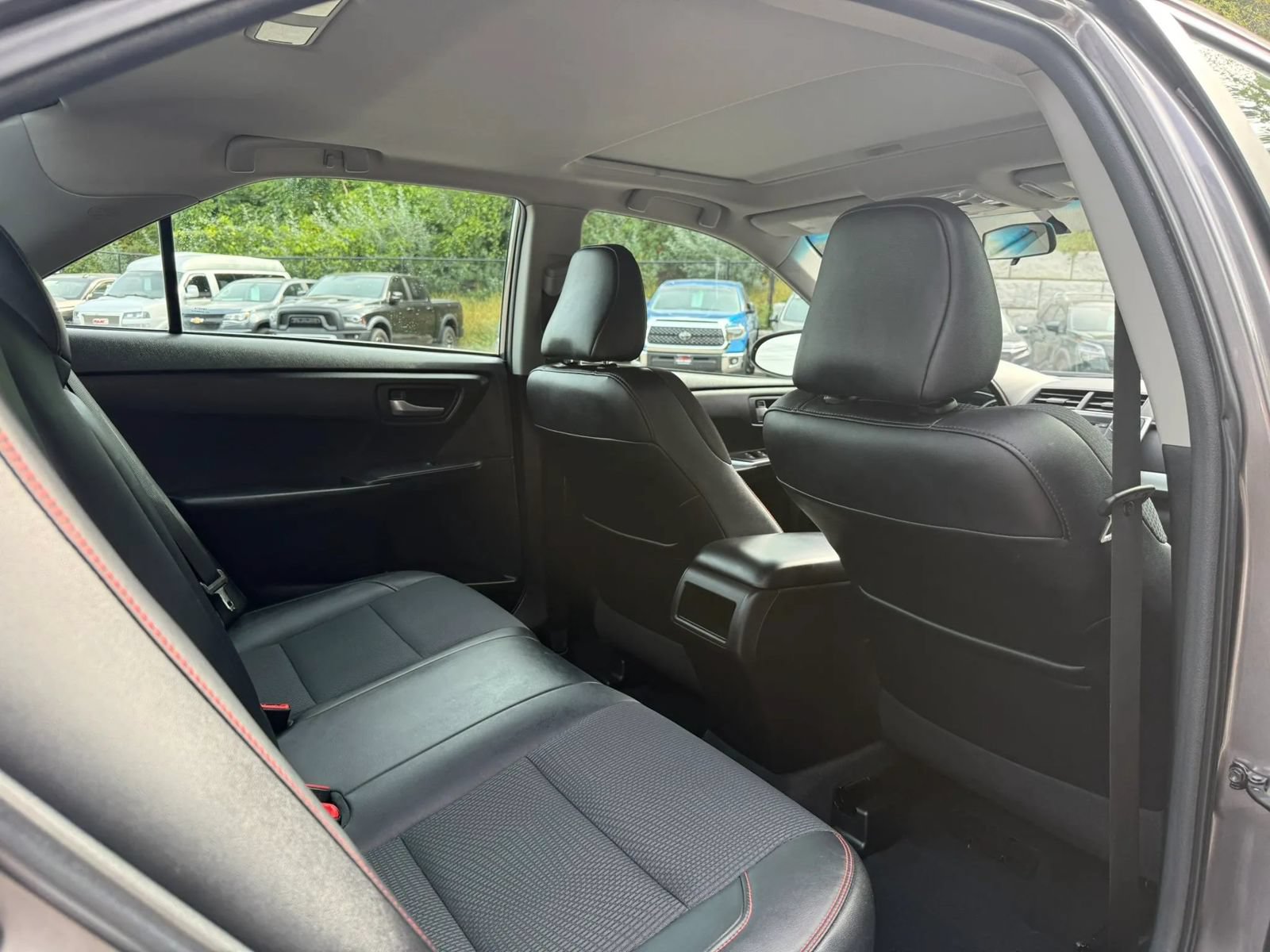 Used 2017 Toyota Camry SE w/ Moonroof Package FWD image 11