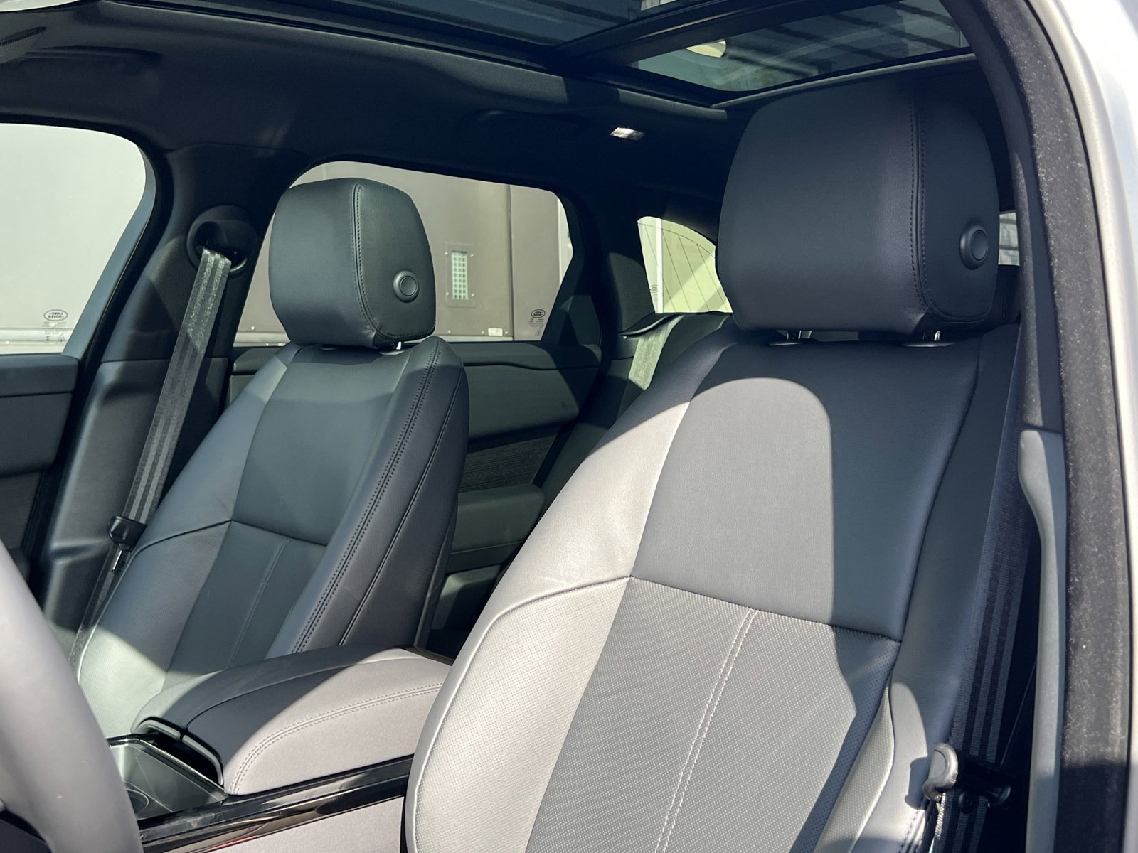 New 2025 Land Rover Range Rover Velar Dynamic SE image 19