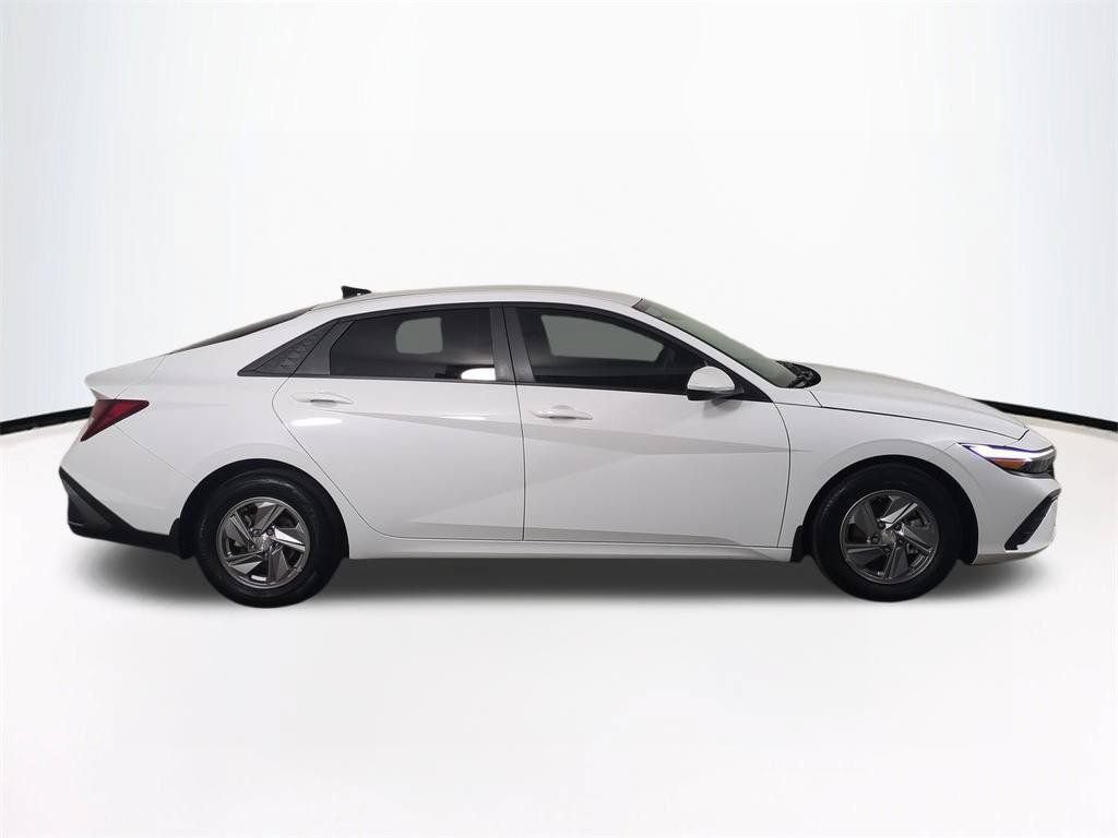 Used 2025 Hyundai Elantra SE FWD image 4