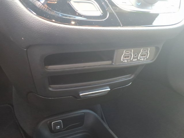 Certified 2025 Chrysler Pacifica Select FWD image 17
