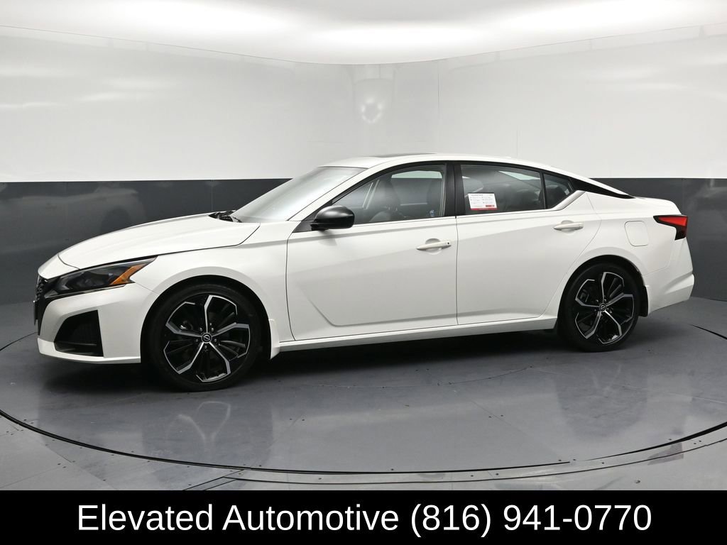 Used 2023 Nissan Altima 2.5 SR w/ SR Premium Package image 2