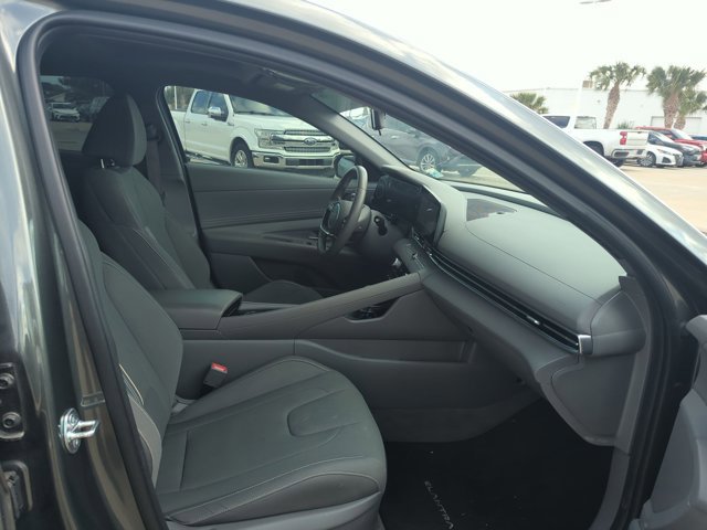 Used 2025 Hyundai Elantra SEL image 20
