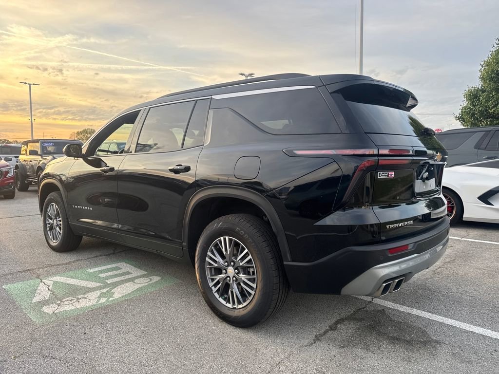 Used 2025 Chevrolet Traverse LT image 4