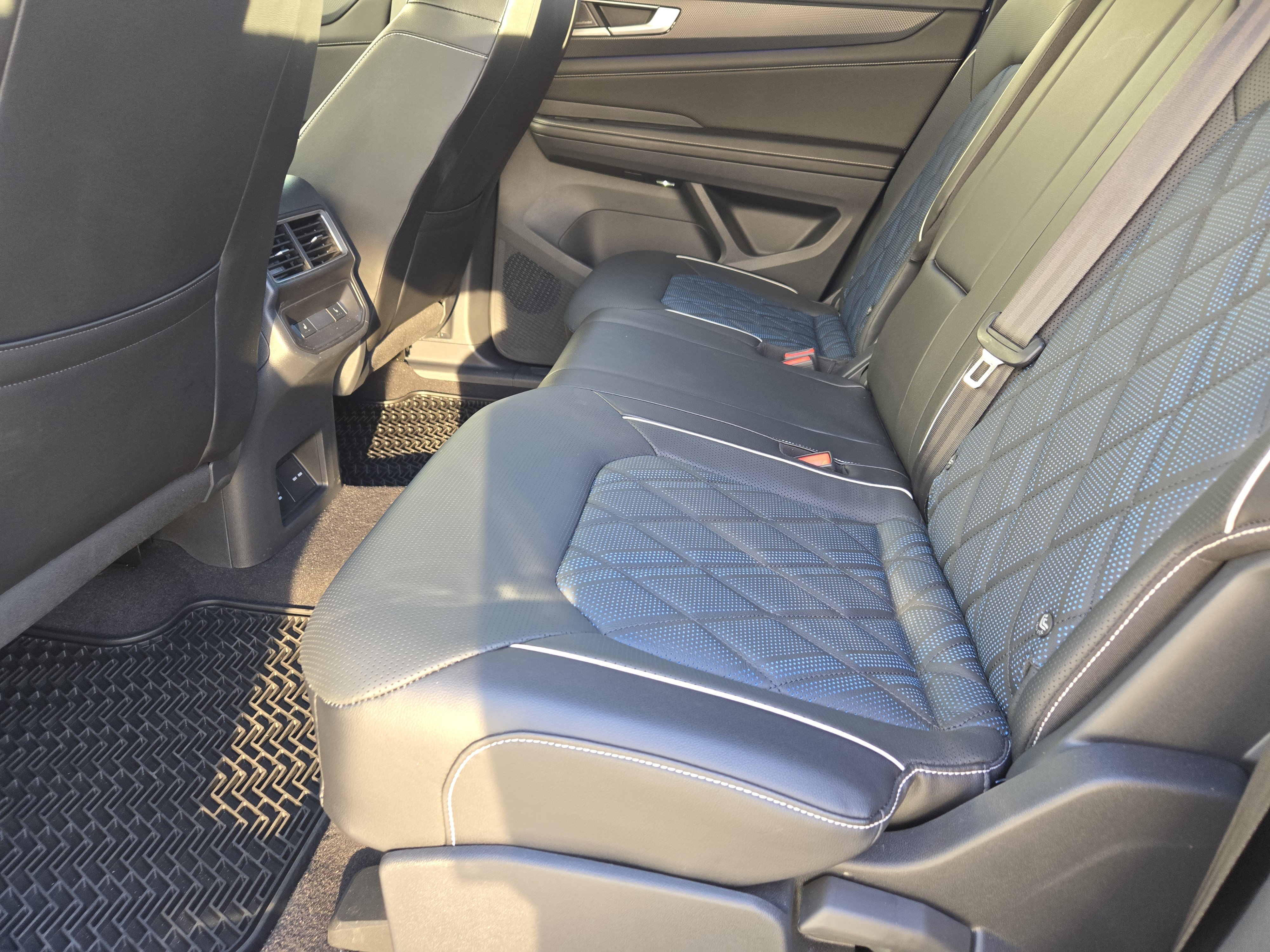 Used 2024 Volkswagen Atlas Cross Sport SEL Premium R-Line image 33