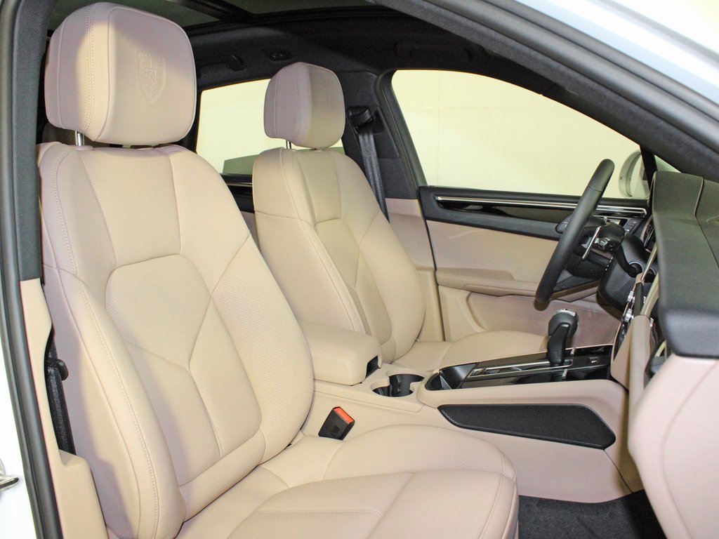 Used 2025 Porsche Macan image 36