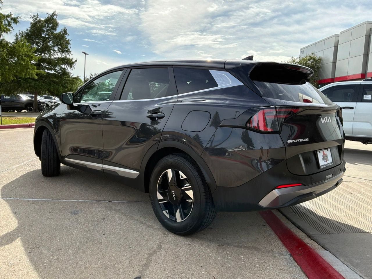 Used 2026 Kia Sportage LX FWD image 8