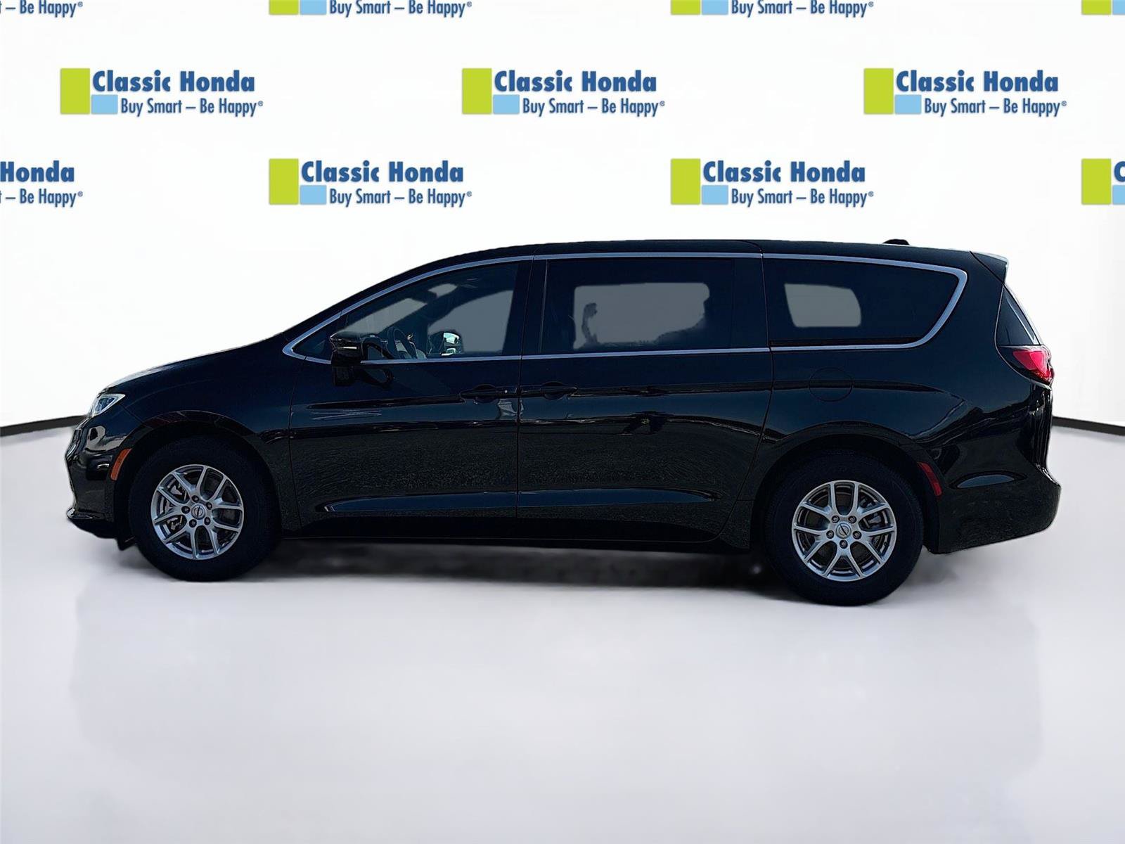 Used 2025 Chrysler Pacifica Select FWD image 4