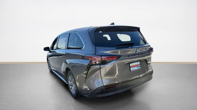 Used 2021 Toyota Sienna XLE FWD image 4