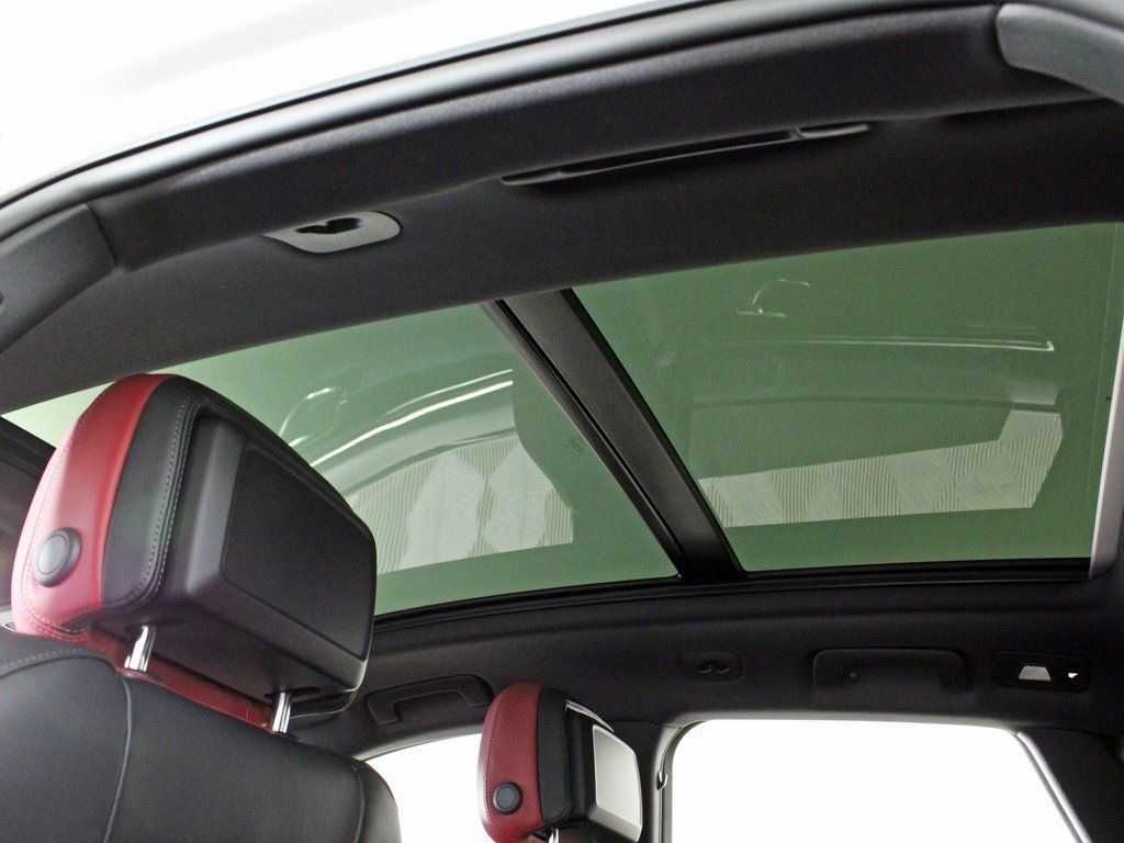 Certified 2025 Porsche Macan image 18