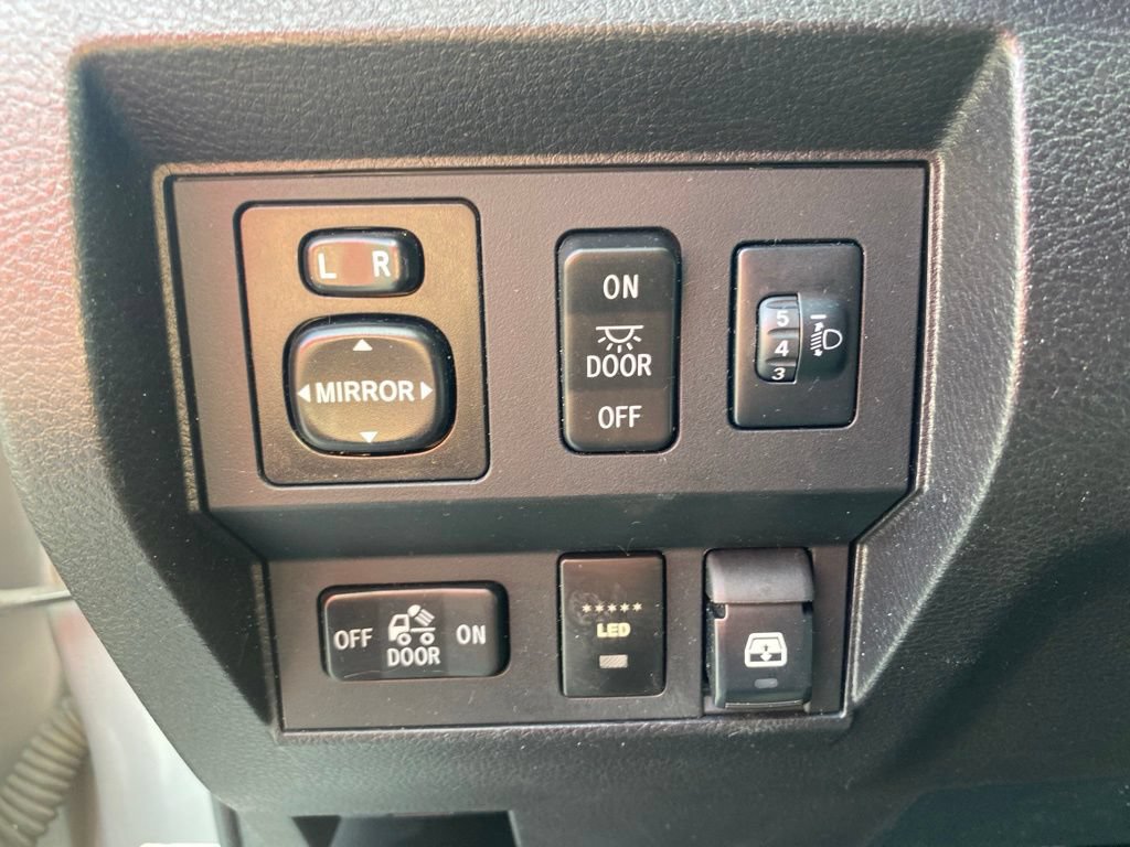 Used 2015 Toyota Tundra SR5 w/ SR5 Upgrade Package AWD/4WD image 24