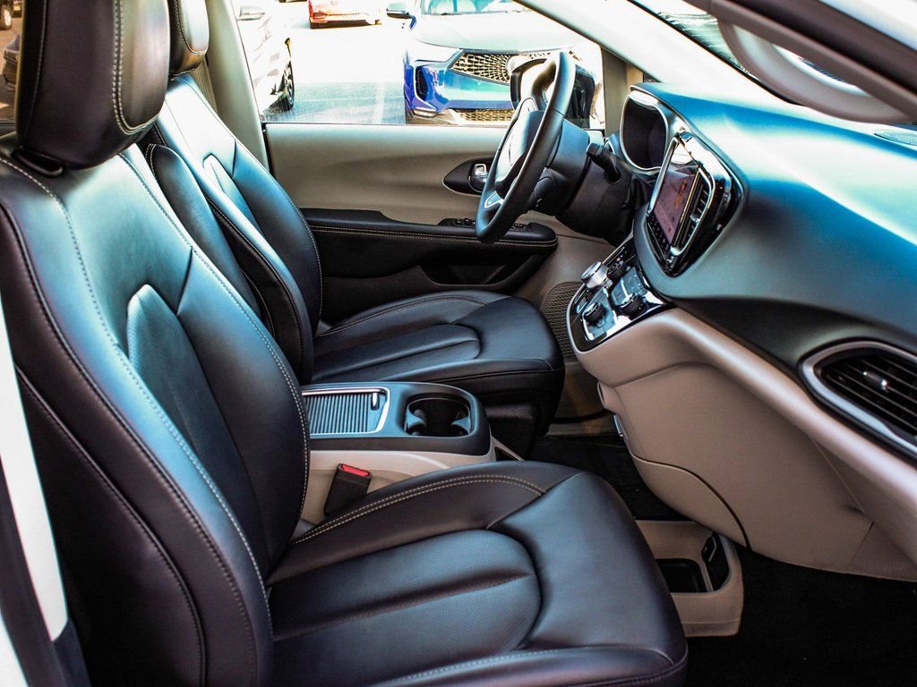 Used 2024 Chrysler Pacifica Touring-L image 43