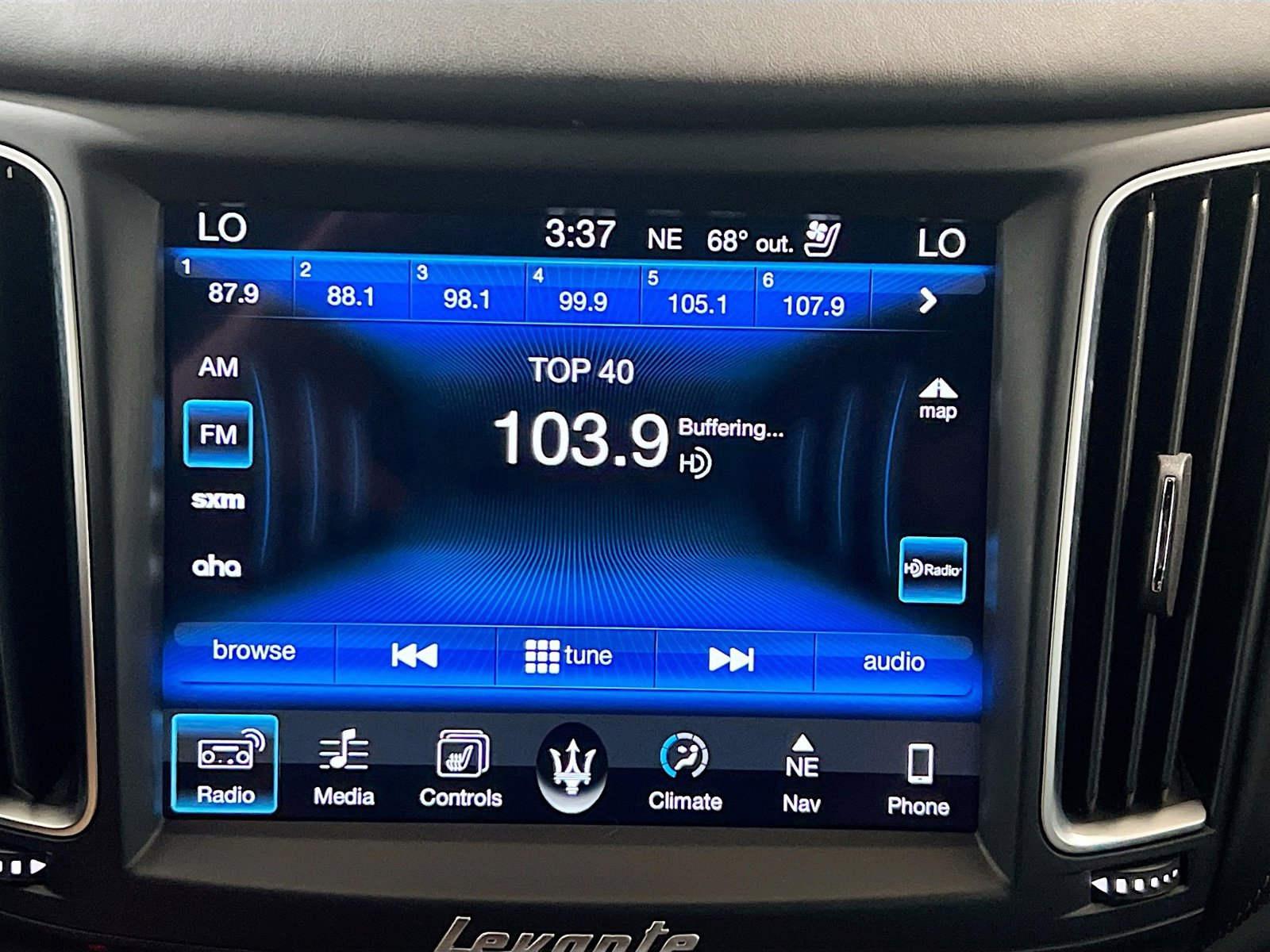 Used 2017 Maserati Levante w/ Luxury Package AWD/4WD image 11