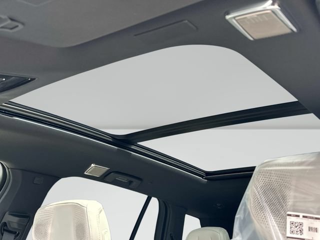 New 2027 Cadillac Vistiq Sport w/ LPO, Floor Liner Package AWD/4WD image 9