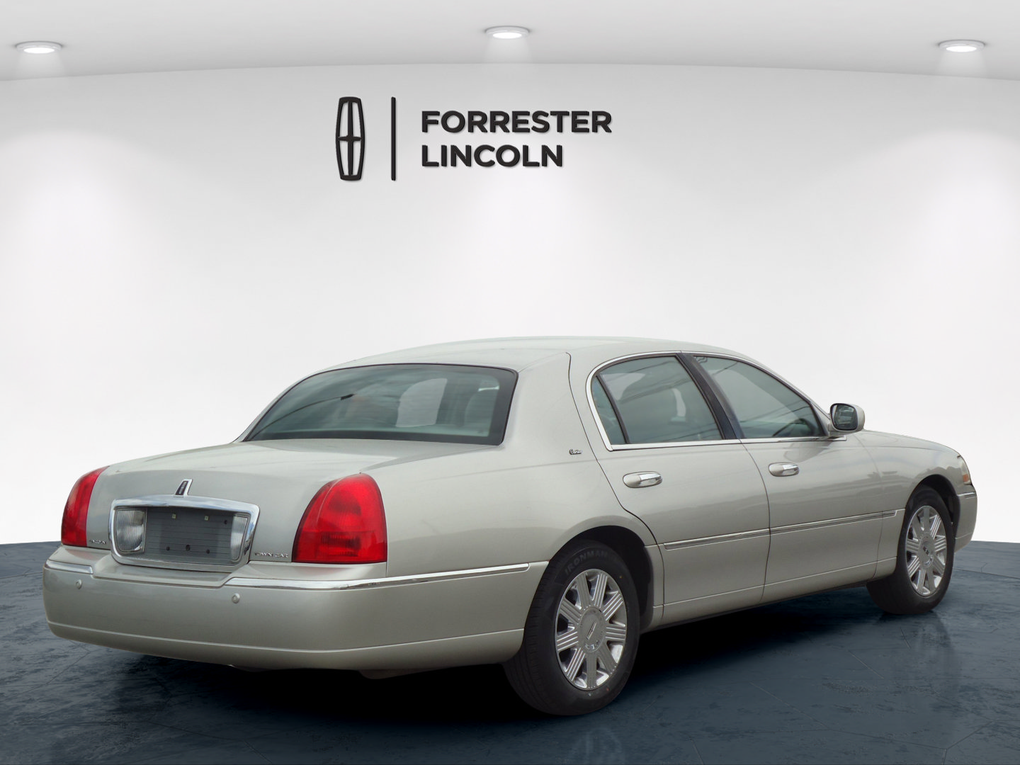 Used 2003 Lincoln Town Car Cartier RWD image 3