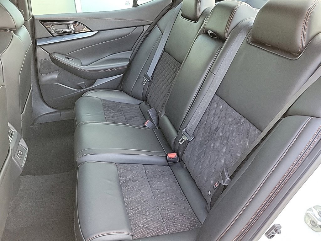 Used 2023 Nissan Maxima SR w/ Sport Mat Group FWD image 13