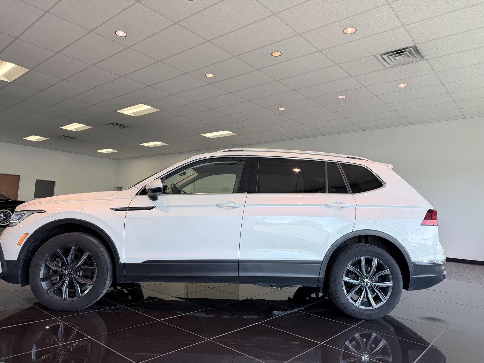 Used 2023 Volkswagen Tiguan SE AWD/4WD image 17