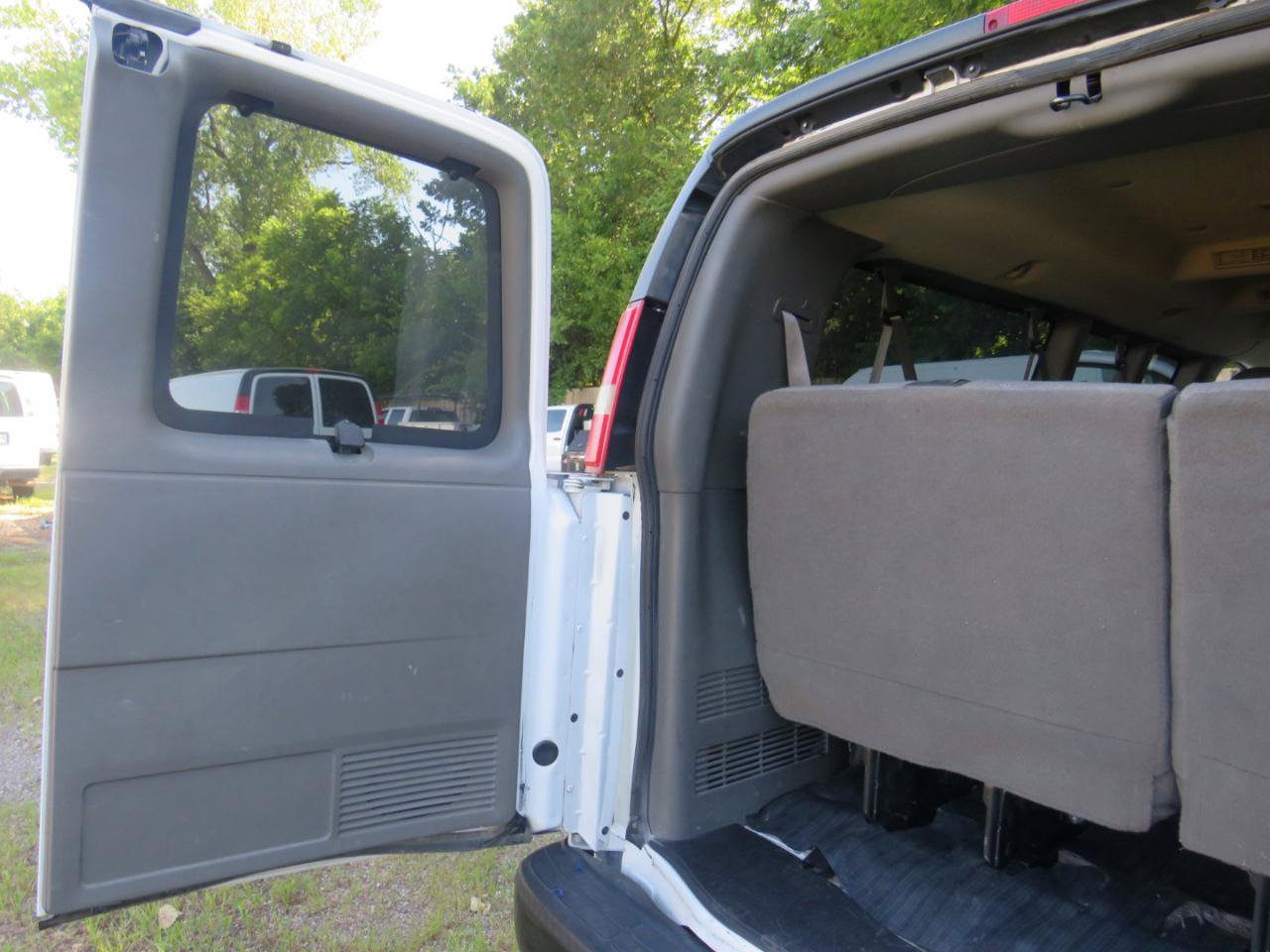 Used 2011 Chevrolet Express 3500 LS RWD image 27