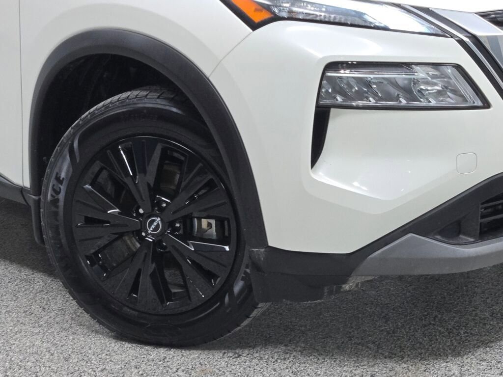 Used 2023 Nissan Rogue SV image 3