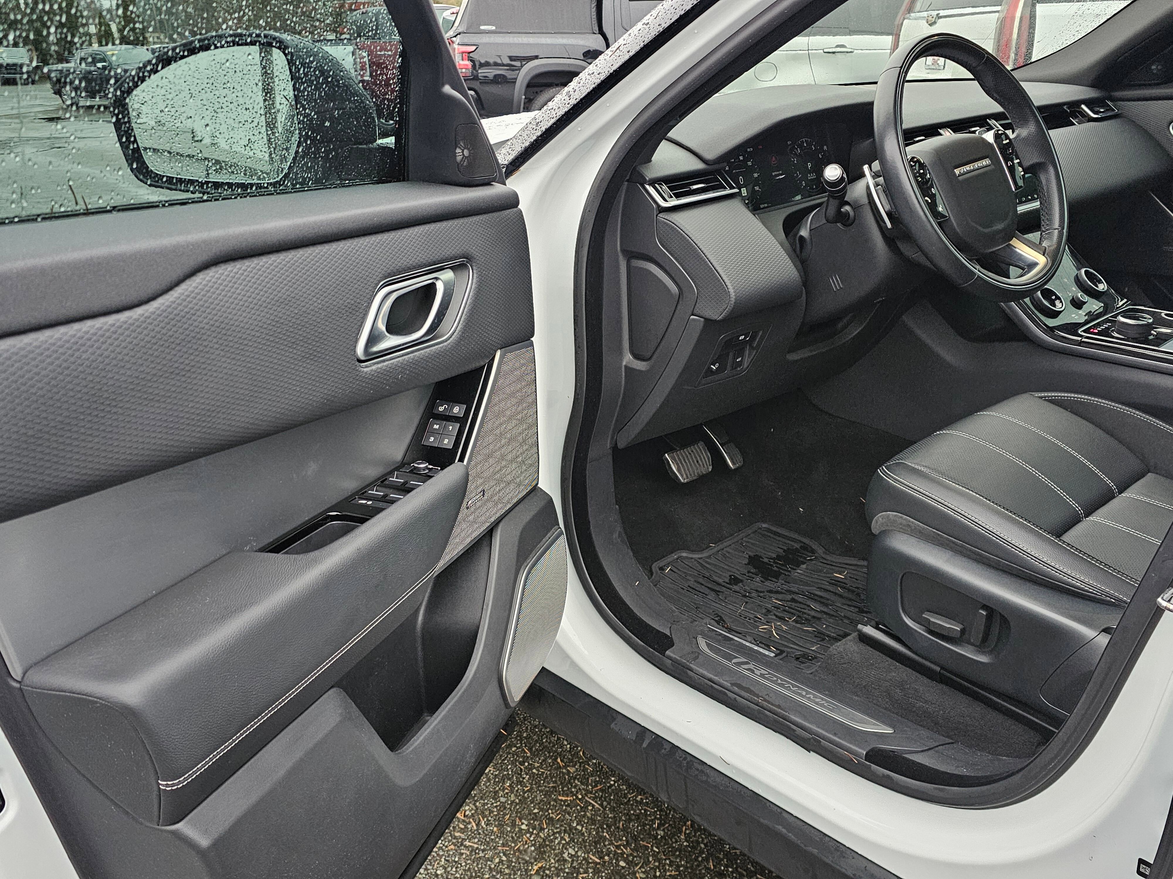 Used 2019 Land Rover Range Rover Velar R-Dynamic SE image 18