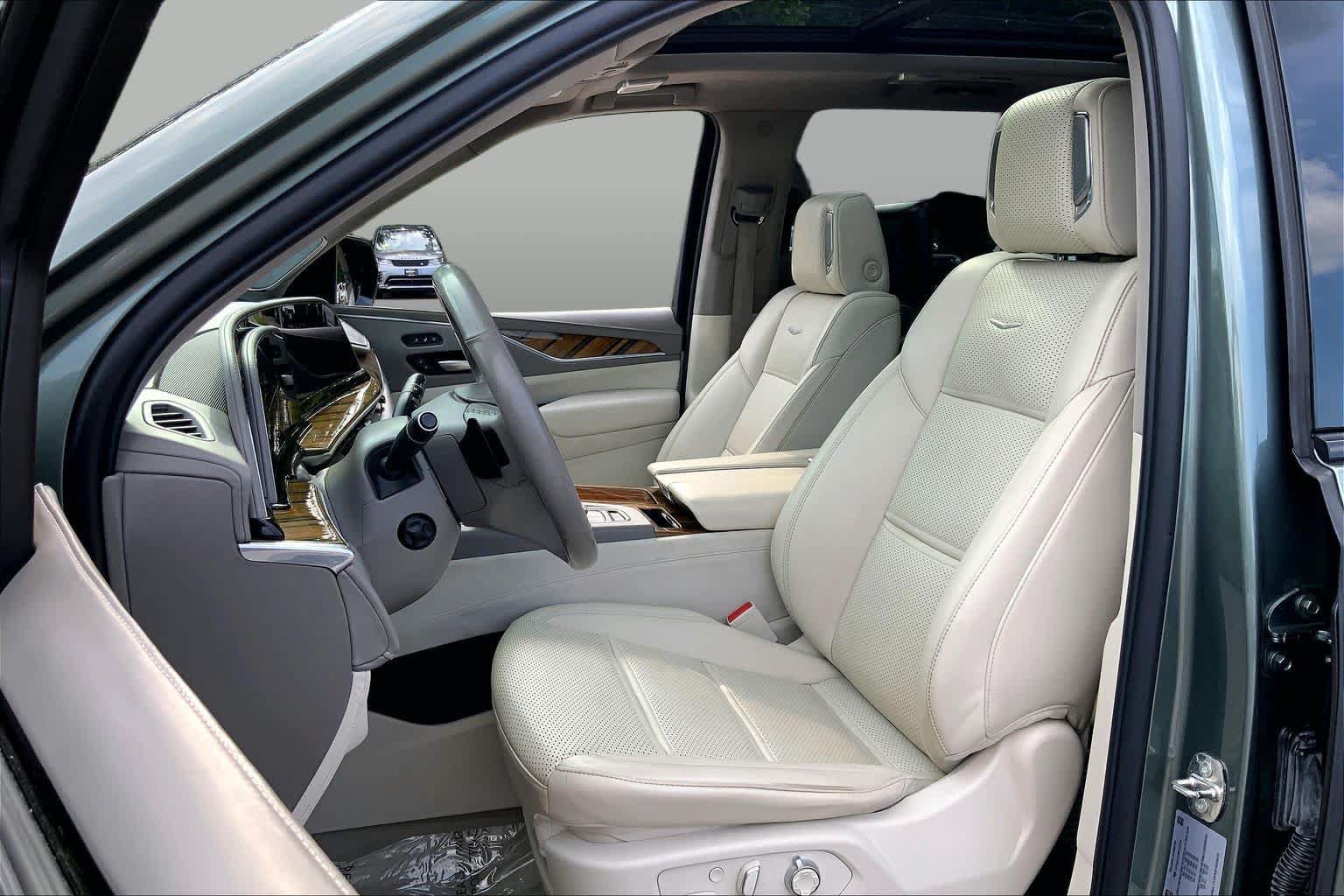 Used 2023 Cadillac Escalade Sport Platinum w/ LPO, ONYX Package AWD/4WD image 9