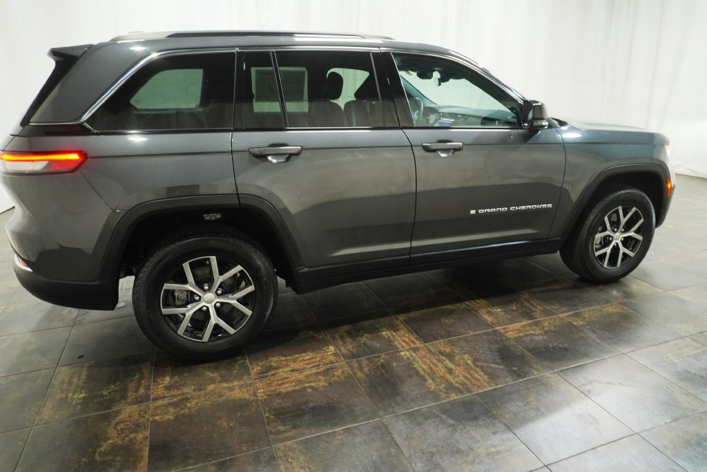 Used 2025 Jeep Grand Cherokee Limited AWD/4WD image 4