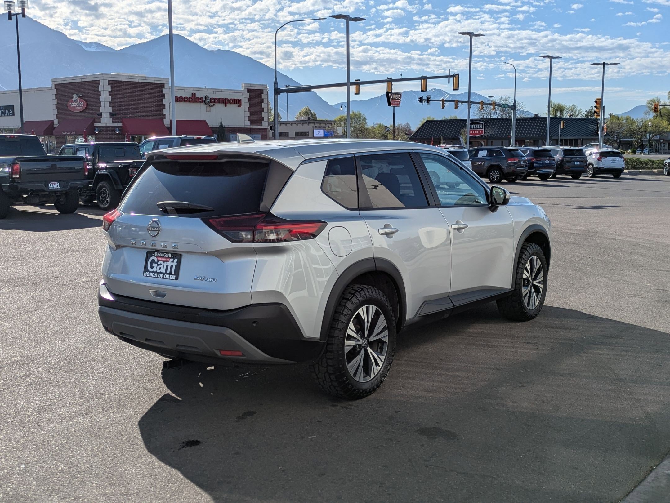 Used 2022 Nissan Rogue SV image 3