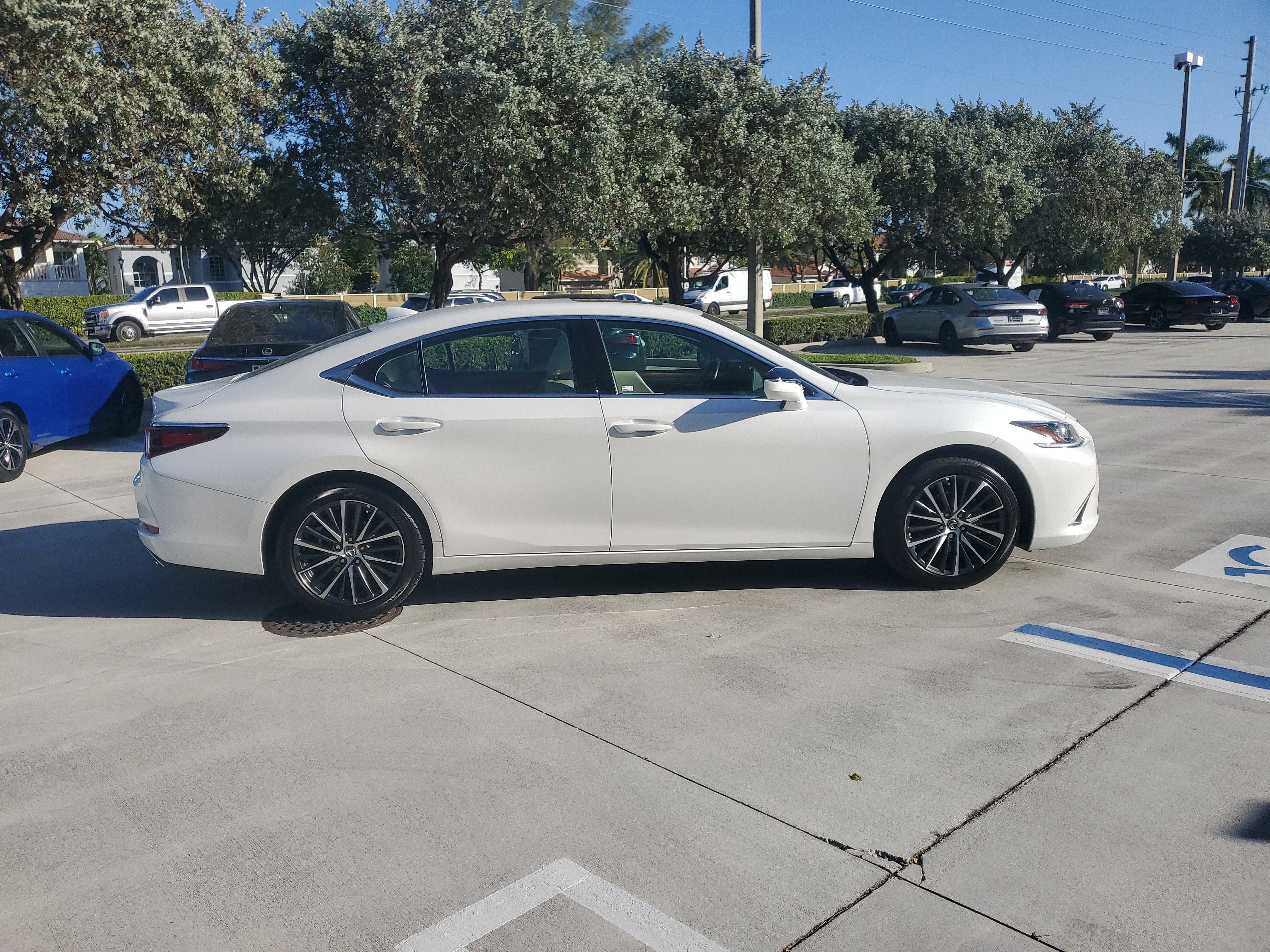 Used 2025 Lexus ES 350 w/ Premium Package image 11