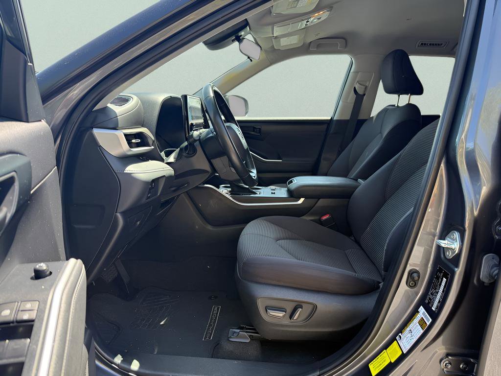 Used 2023 Toyota Highlander LE image 9