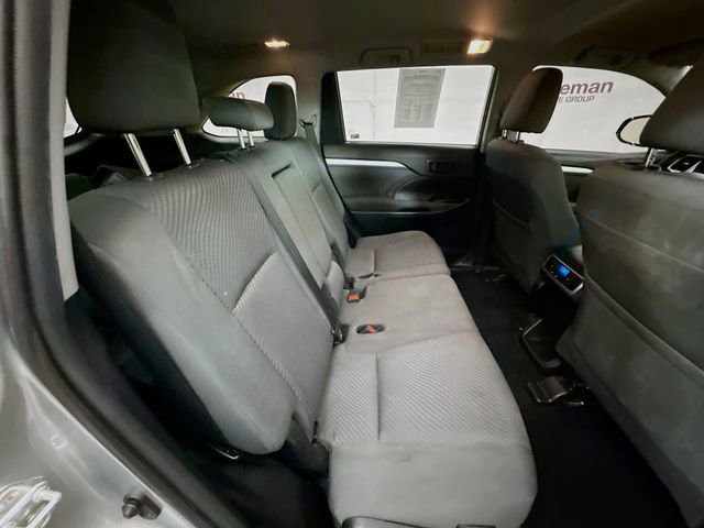Used 2019 Toyota Highlander LE AWD/4WD image 26